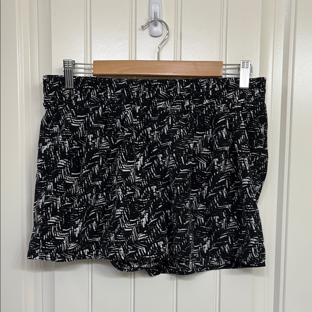 a.n.a. Black and White Patterned Shorts‎